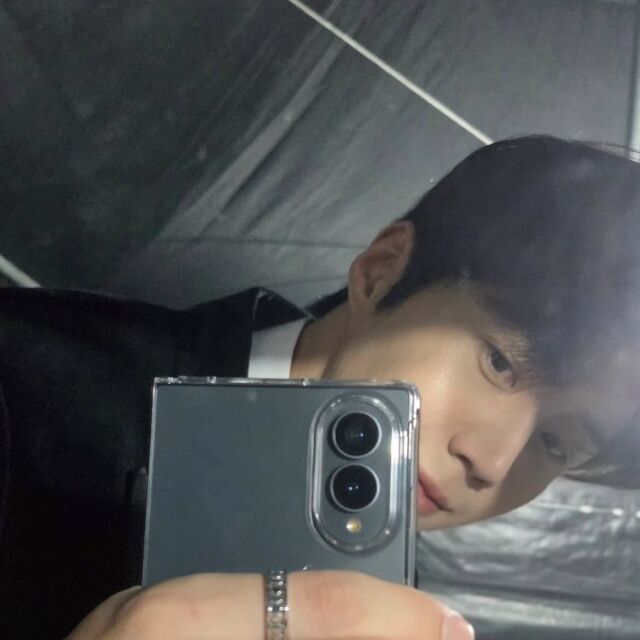 김선호가 최근 불거진 사진 보정 논란 이후 직접 셀카를 공개해 눈길을 끌었다. / 김선호 SNS