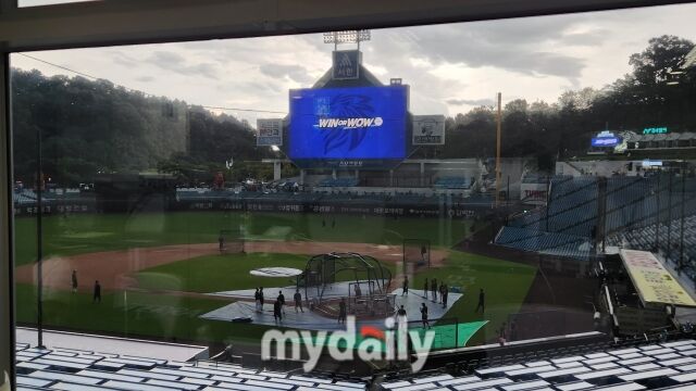KT 선수단이 어두워진 그라운드에서 훈련을 하고 있다./대구=김경현 기자