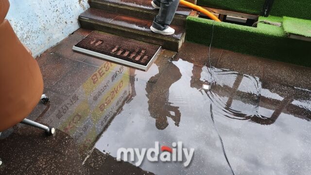 물이 들어찬 라이온즈파크 3루 더그아웃./대구=김경현 기자