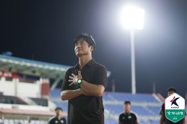 정정용 전북현대 감독이 25일 김천종합운동장에서 열린 하나은행 K리그1 2026 25라운드 김천상무와의 맞대결에서 관중석을 바라보고 있다. /한국프로축구연맹 제공