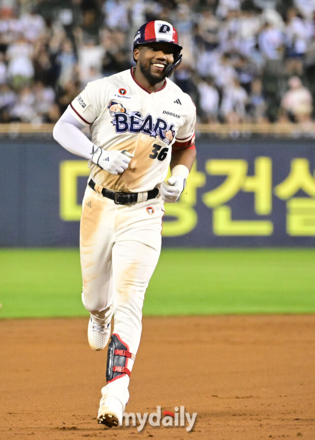30일 오후 서울 잠실야구장에서 진행된 '2026 신한 SOL KBO 리그' 키움 히어로즈-두산 베어스의 경기. 두산 세베리노가 6회말 1사 1루에서 키움 정현우를 상대로 투런 홈런을 때린 뒤 미소를 짓고 있다./잠실 = 곽경훈 기자