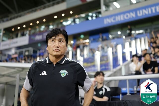 정정용 전북현대 감독이 30일 인천축구전용경기장에서 열린 하나은행 K리그1 2026 26라운드 인천유나이티드와의 맞대결에서 그라운드를 지켜보고 있다. /한국프로축구연맹 제공