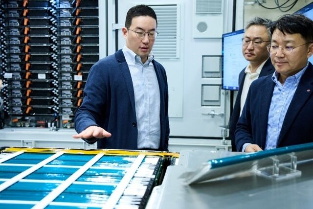구광모 LG 회장이 LG에너지솔루션의 북미 ESS SI 전문 자회사 버테크에서 ESS 배터리팩에 들어가는 파우치형 배터리셀을 살펴보고 있다. /LG
