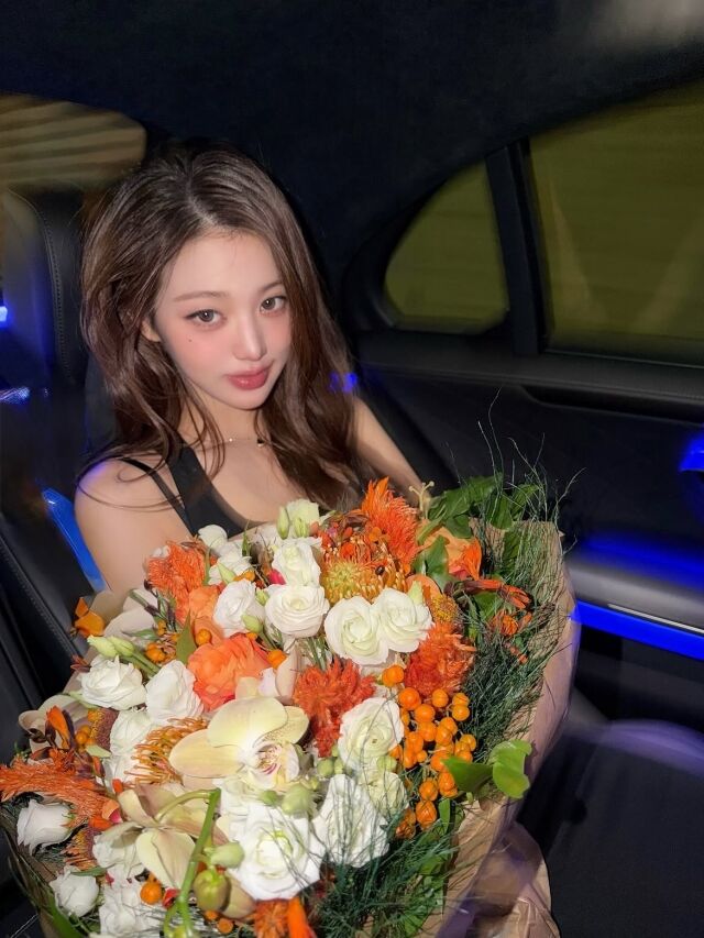 장원영이 22번째 생일을 맞아 어린 시절 사진부터 팬들과 브랜드에서 받은 축하 선물까지 공개했다. / 장원영 SNS