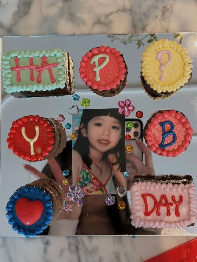 장원영이 22번째 생일을 맞아 어린 시절 사진부터 팬들과 브랜드에서 받은 축하 선물까지 공개했다. / 장원영 SNS