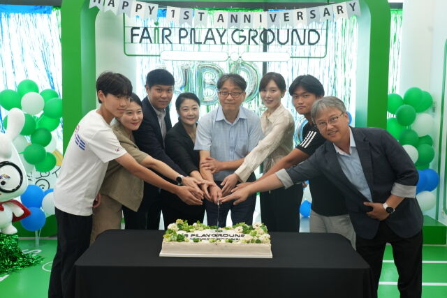 KADA 직원들이 FPG 1주년 기념 케이크를 자르고 있다. /KADA 제공