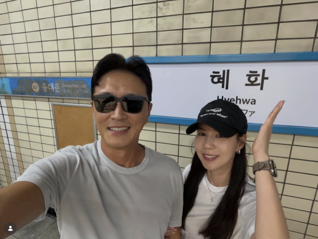 진태현이 아내 박시은과 소탈한 지하철 데이트를 즐기며 변함없는 애정을 드러냈다. / 진태현 SNS