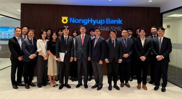 강태영 행장(사진 가운데)은 미국 감독당국과 뉴욕지점의 내부통제·리스크관리 체계를 점검하고 대체투자 자산의 운영 현장까지 직접 살폈다. /농협은행