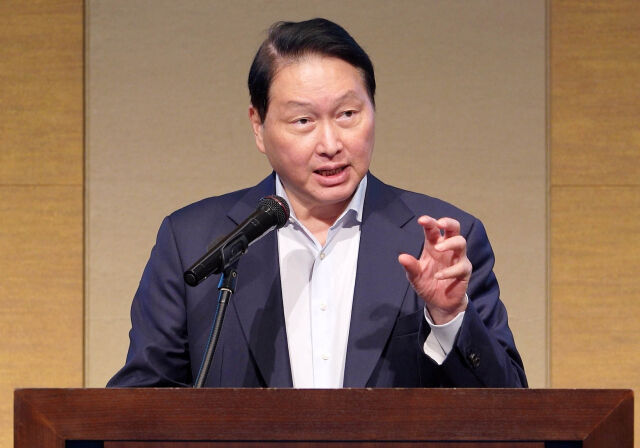 최태원 대한상공회의소 회장이 31일 일본 센다이 웨스틴호텔에서 열린 제15회 한일상공회의소 회장단 회의에서 개회사를 하고 있다. 이번 회의는 일본상공회의소와 함께 ‘지역에서 열어가는 한일의 미래’를 주제로 열렸다. /대한상의