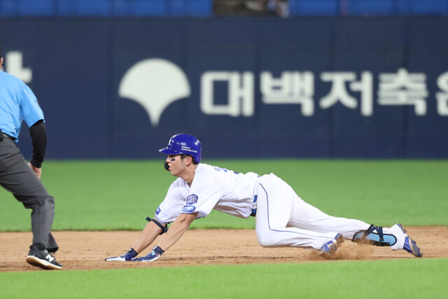 김영웅이 8월 29일 대구 삼성 라이온즈파크에서 열린 KT 위즈전 절묘한 슬라이딩으로 2루타를 만들고 있다./삼성 라이온즈 제공
