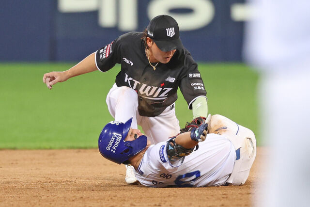 김영웅이 8월 29일 대구 삼성 라이온즈파크에서 열린 KT 위즈전 절묘한 슬라이딩으로 2루타를 만들고 있다./삼성 라이온즈 제공