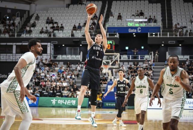 이현중이 페이드어웨이 슛을 시도하고 있다./FIBA 제공