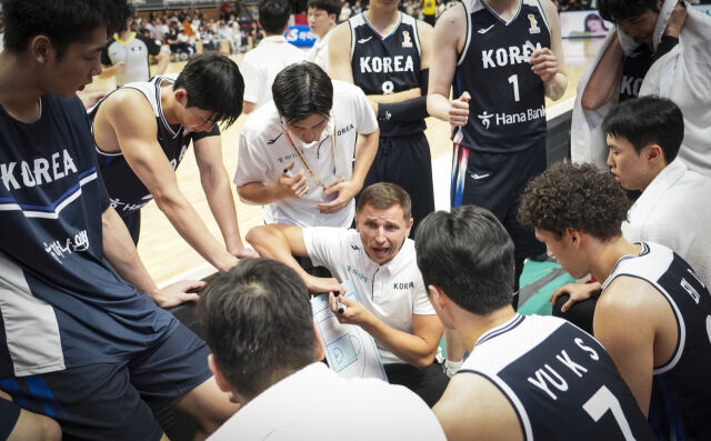 니콜라이스 마줄스 감독이 작전을 지시하고 있다./FIBA 제공
