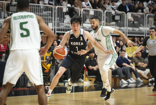 이현중이 드리블 돌파를 하고 있다./FIBA 제공