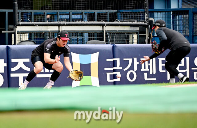 2026년 9월 1일 오후 서울 잠실구장에서 열린 '2026 신한 SOL KBO리그' LG 트윈스와 두산 베어스의 경기. 오후 4시 이후 비가 잦아들자 LG 손용준이 그라운드로 나와 훈련을 시작하고 있다./마이데일리