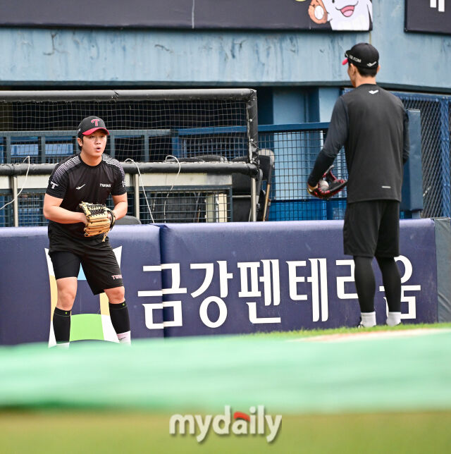 2026년 9월 1일 오후 서울 잠실구장에서 열린 '2026 신한 SOL KBO리그' LG 트윈스와 두산 베어스의 경기. 오후 4시 이후 비가 잦아들자 LG 손용준이 그라운드로 나와 훈련을 시작하고 있다./마이데일리