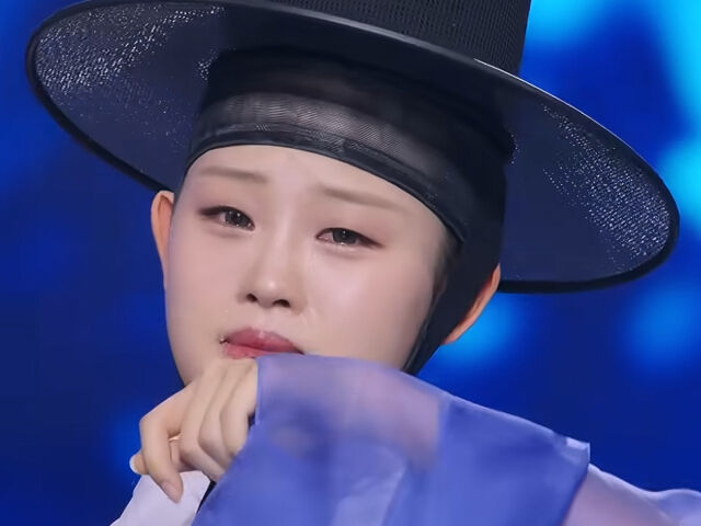 진소리가 방송에서 눈물을 흘리고 있다. / MBN '현역가왕 3' 