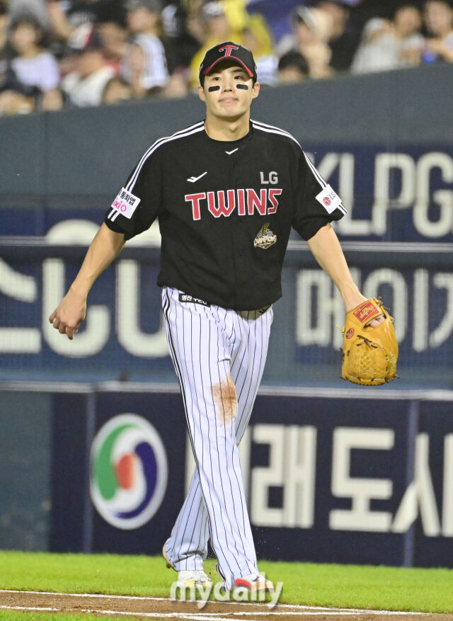 2026년 9월 1일 오후 서울 잠실구장에서 열린 '2026 신한 SOL KBO리그' LG 트윈스와 두산 베어스의 경기. LG 선발투수 임찬규가 1회말 1실점 한 뒤 아쉬워하고 있다./마이데일리