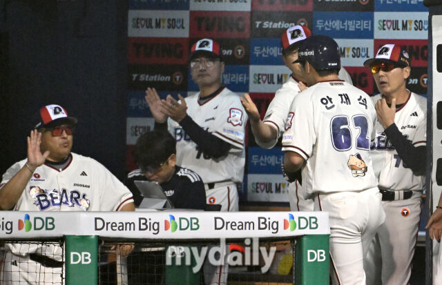 2026년 9월 1일 오후 서울 잠실구장에서 열린 '2026 신한 SOL KBO리그' LG 트윈스와 두산 베어스의 경기. 두산 2루 주자 안재석이 1회말 2사 2루서 양의지의 1타점 2루타 때 홈을 밟고 김원형 감독의 축하를 받고 있다./유진형 기자