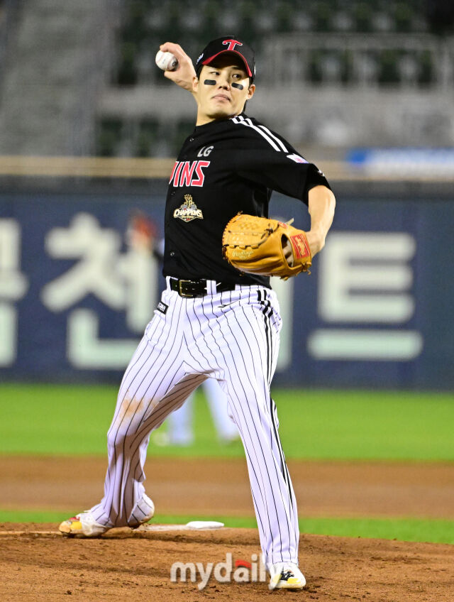 2026년 9월 1일 오후 서울 잠실구장에서 열린 '2026 신한 SOL KBO리그' LG 트윈스와 두산 베어스의 경기. LG 선발투수 임찬규가 역투하고 있다./마이데일리