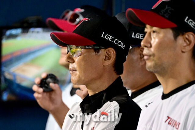 2026년 9월 1일 오후 서울 잠실구장에서 열린 '2026 신한 SOL KBO리그' LG 트윈스와 두산 베어스의 경기. LG 염경엽 감독이 지켜보고 있다./유진형 기자
