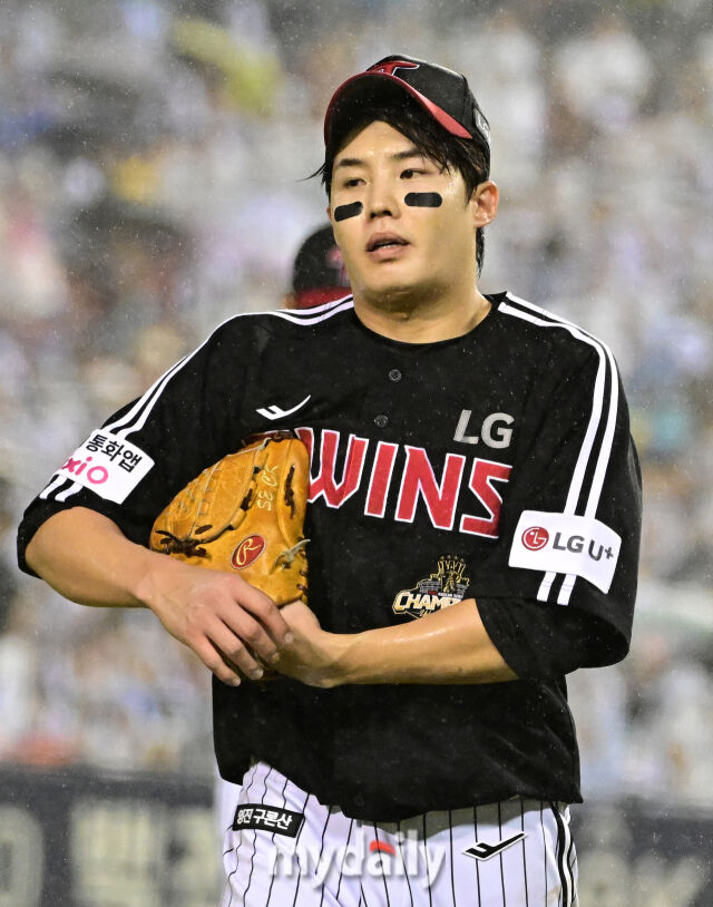2026년 9월 1일 오후 서울 잠실구장에서 열린 '2026 신한 SOL KBO리그' LG 트윈스와 두산 베어스의 경기. LG 선발투수 임찬규가 6회말 투구를 마친 뒤 더그아웃으로 들어가고 있다./마이데일리