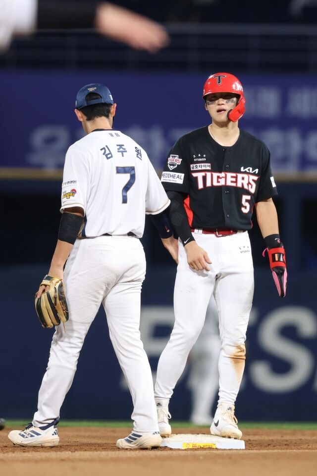 KIA 타이거즈 김도영이 1일 창원NC파크에서 열린 NC 다이노스와의 원정경기서 2루를 점유하고 김주원과 얘기를 나누고 있다./KIA 타이거즈 제공