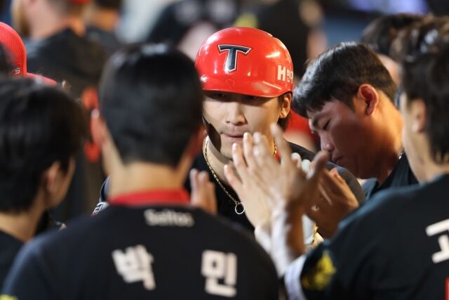 KIA 타이거즈 나성범이 1일 창원NC파크에서 열린 NC 다이노스와의 원정경기서 홈런을 치고 동료들과 하이파이브를 하고 있다./KIA 타이거즈 제공