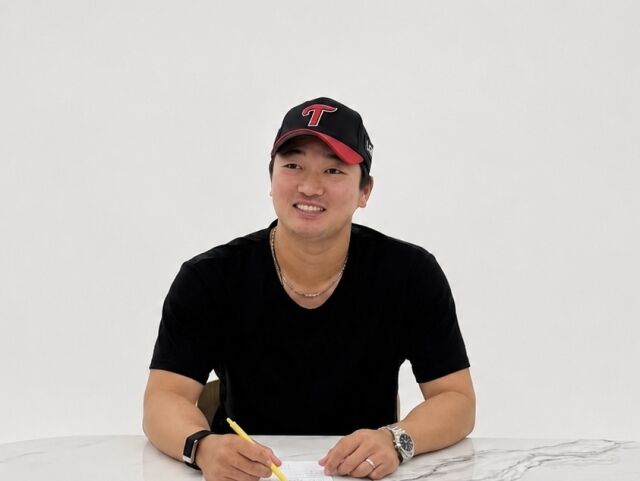 LG 트윈스는 고우석(투수)과 계약을 2일 공식 발표했다. 계약서에 사인하고 있는 고우석./LG 트윈스 제공