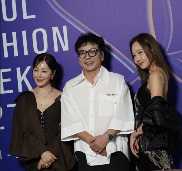 소유진과 '두칸'의 최충훈 디자이너(가운데)/소셜미디어