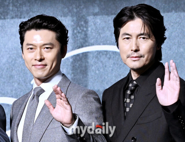 배우 현빈과 정우성이 2일 오전 서울 여의도 콘래드호텔에서 진행된 디즈니플러스 '메이드 인 코리아 시즌2' 제작발표회에서 포토타임을 갖고 있다. / 송일섭 기자 andlyu@mydaily.co.kr