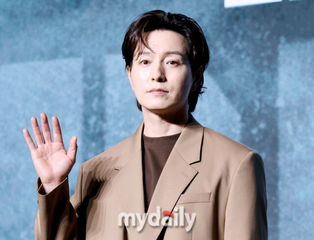 배우 정성일이 2일 오전 서울 여의도 콘래드호텔에서 진행된 디즈니플러스 '메이드 인 코리아 시즌2' 제작발표회에서 포토타임을 갖고 있다. / 송일섭 기자 andlyu@mydaily.co.kr