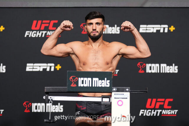 사루키안이 2022년 12월 열린 UFC 파이트 나이트에 앞서 계체를 하고 있다. /게티이미지코리아