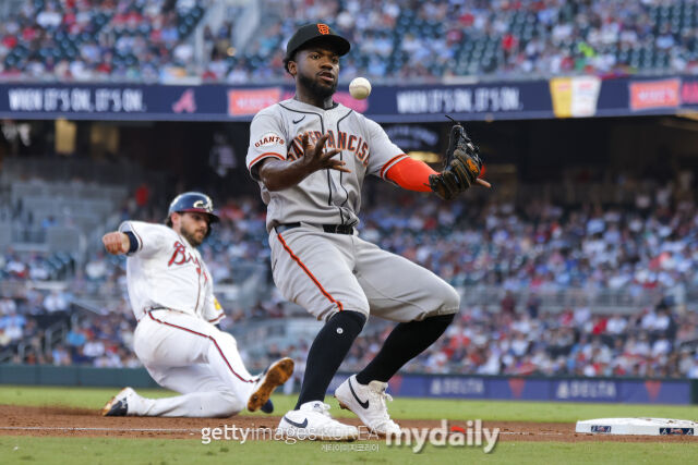 MLB 샌프란시스코에서 뛰고 있는 오슬레이비스 바사베는 2일(한국시각) 열린 피츠버그와 원정 경기에서 9회말 1루 악송구를 범했고 피츠버그는 13-12로 샌프란시스코에 끝내기 승리를 거뒀다./게티이미지코리아