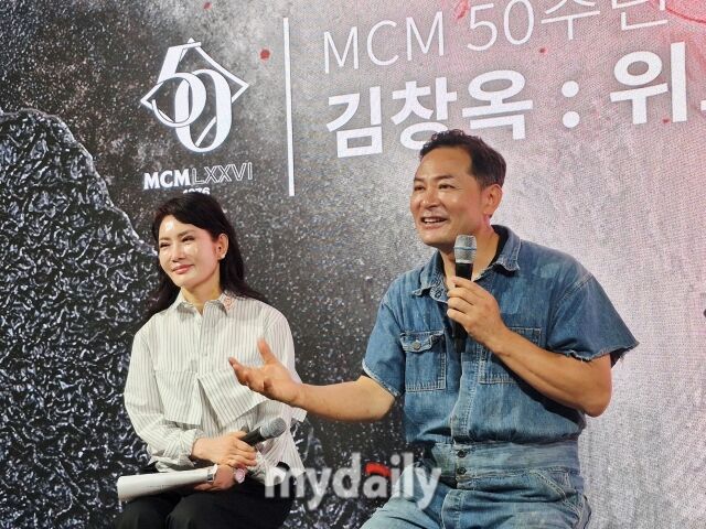 2일 오전 서울 청담동 MCM 하우스에서 열린 <김창옥: 위로의 흔적> 기자간담회에서 김창옥 작가(오른쪽)가 마이크를 들고 6년간 이어온 옻 작업과 '위로'의 의미에 대해 말하고 있다. 왼쪽은 김혜리 MCM 대표. /방금숙 기자