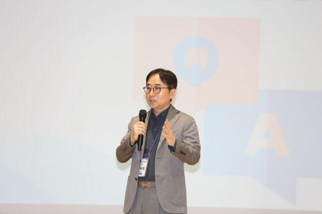 2일 경남 양산에 위치한 화인테크놀리지에서 열린 '2026년 협력사 현장방문 소통포럼'에서 장덕현 삼성전기 사장이 참석해 발표하고 있다. /삼성전기