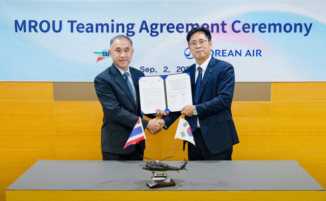 2일 오후 부산 강서구 대한항공 테크센터에서 열린 ‘포괄적 항공 MRO 사업 협력을 위한 합의서’ 서명식에 참석한 조현철 대한항공 군용기사업부 부서장(오른쪽)과 피분 워라완쁘리차 TAI 대표가 기념사진을 촬영하는 모습. /대한항공