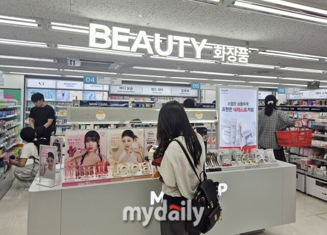 2일 아성다이소 건대점 첫 뷰티 특화매장에서 소비자들이 스킨케어와 색조 화장품 제품을 둘러보고 있다. /방금숙 기자
