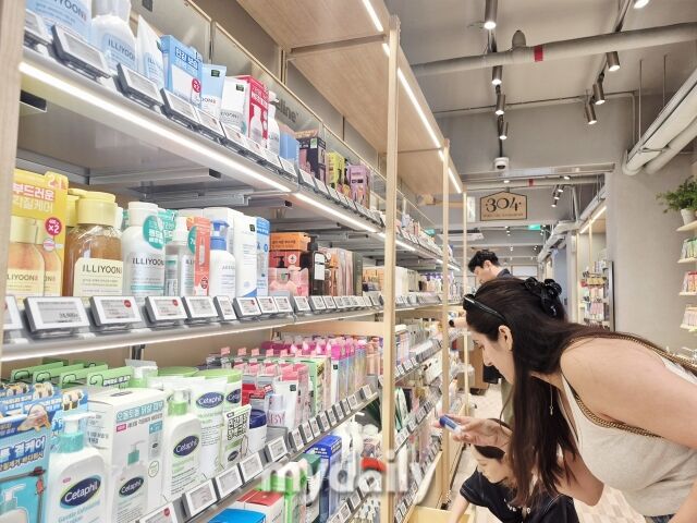 지난 7월 성수에 오픈한 올리브영 뷰티맨션에서 외국인 관광객이 제품을 살펴보고 있다. /방금숙 기자