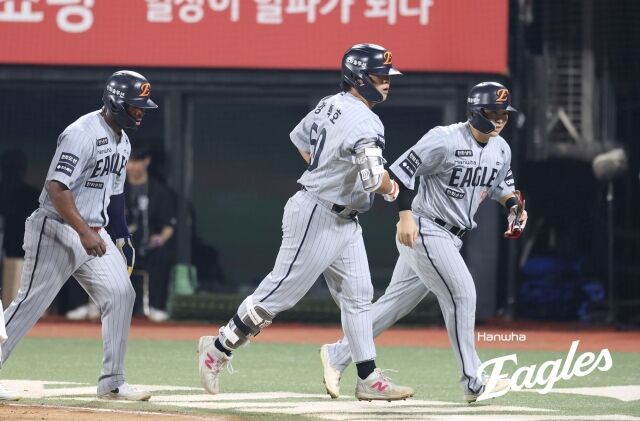 한화 이글스 강백호가 2일 수원KT위즈파크에서 열린 KT 위즈와의 홈 경기서 동점 스리런포를 치고 환호하고 있다./한화 이글스 제공