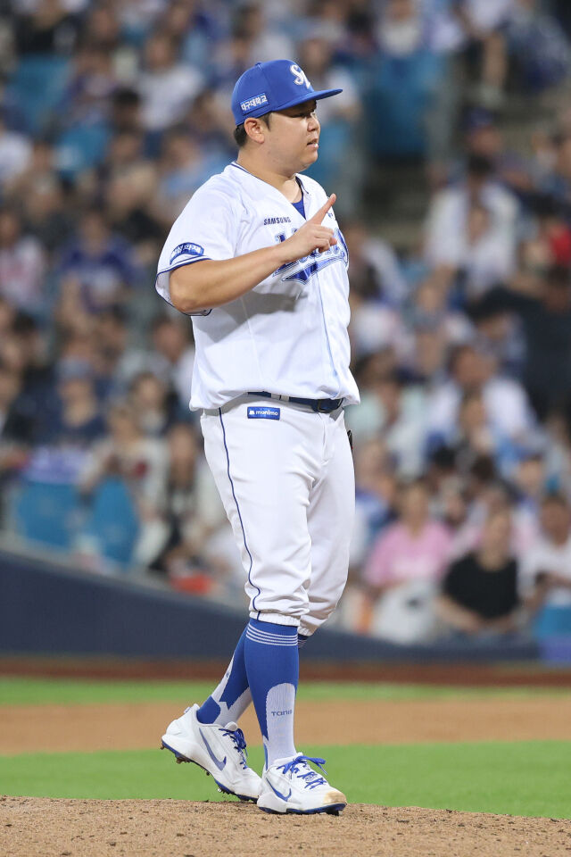 오른손 이승현이 9월 2일 대구 삼성 라이온즈 파크에서 열린 롯데 자이언츠전 공을 던지고 있다./삼성 라이온즈 제공