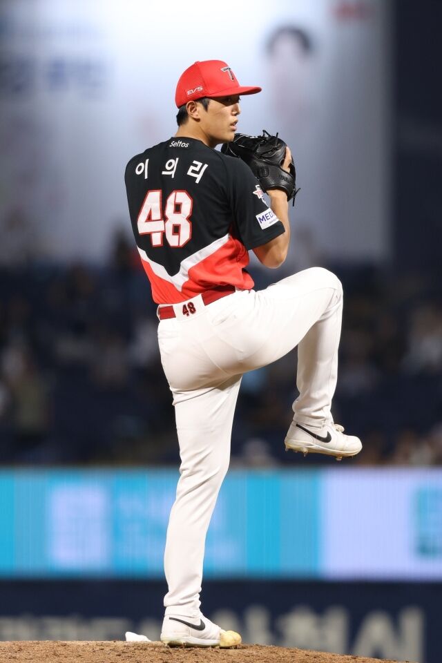 KIA 타이거즈 이의리가 2일 창원NC파크에서 열린 NC 다이노스와의 원정경기서 투구하고 있다./KIA 타이거즈 제공