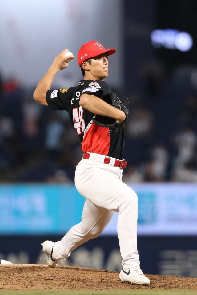 KIA 타이거즈 이의리가 2일 창원NC파크에서 열린 NC 다이노스와의 원정경기서 투구하고 있다./KIA 타이거즈 제공