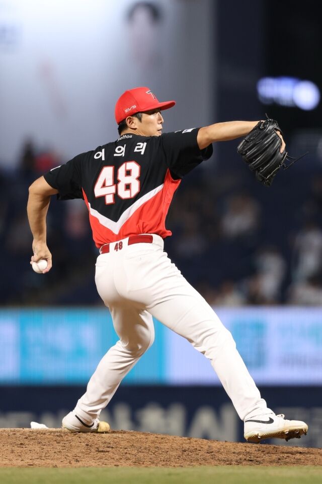 KIA 타이거즈 이의리가 2일 창원NC파크에서 열린 NC 다이노스와의 원정경기서 투구하고 있다./KIA 타이거즈 제공