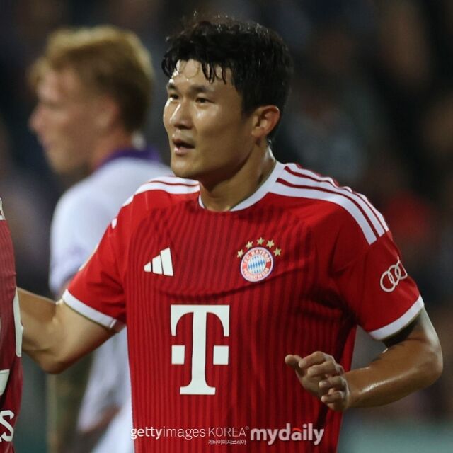 김민재가 3일 브레머 브뤼케에서 열린 2026-27시즌 DFB-포칼 1라운드 오스나브뤼크와의 원정 경기에서 바이에른 뮌헨 선수들과 골 세레머니를 하고 있다./게티이미지코리아