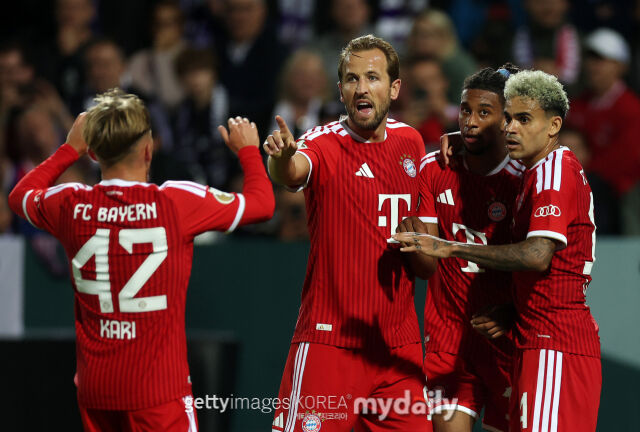 바이에른 뮌헨 선수들이 3일 브레머 브뤼케에서 열린 2026-27시즌 DFB-포칼 1라운드 오스나브뤼크와의 원정 경기에서 골 세레머니를 하고 있다./게티이미지코리아