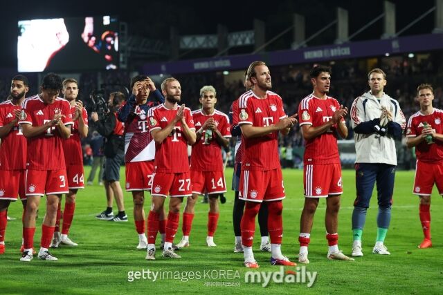 바이에른 뮌헨 선수들이 3일 브레머 브뤼케에서 열린 2026-27시즌 DFB-포칼 1라운드 오스나브뤼크와의 원정 경기에서 4-1로 승리한 뒤 관중들에게 인사하고 있다./게티이미지코리아