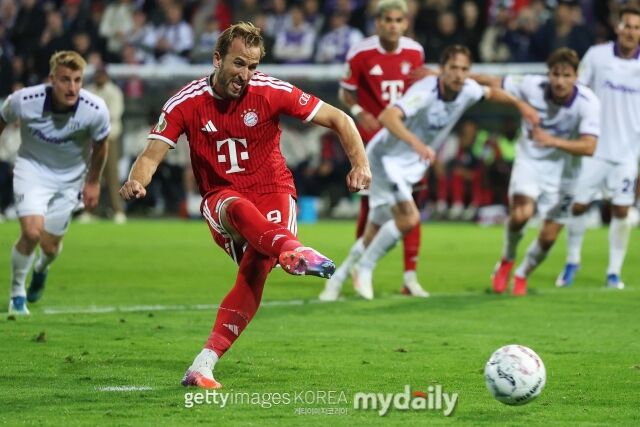 해리 케인이 3일 브레머 브뤼케에서 열린 2026-27시즌 DFB-포칼 1라운드 오스나브뤼크와의 원정 경기에서 페널티킥을 차고 있다./게티이미지코리아