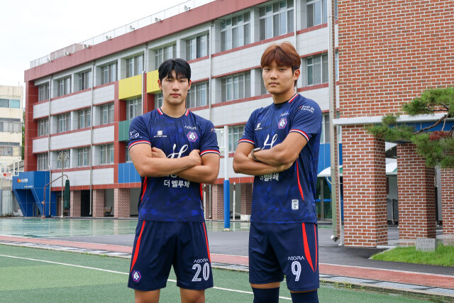 충북 청주가 2일 보도자료를 통해 산하 U-18팀 운호고 소속 이은교(왼쪽), 김다현과 프로 계약 체결 소식을 발표했다./충북 청주 제공