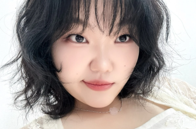 이수현은 2일 자신의 SNS 계정에 "여름 잘 가!! 천천히 와!"라는 짤막한 글과 더불어 여러 장의 사진을 올렸다./이수현 소셜미디어